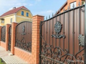Кирпичный забор с ковкой  150 метров фото в Боброво
