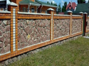 Кирпичный забор с камнем 12 метров фото в Боброво