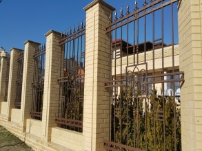 Кирпичный забор с ковкой  10 метров фото в Боброво