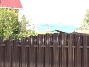 Забор из евроштакетника на ленточном фундаменте 10 метров фото в Боброво